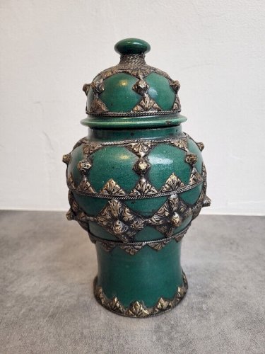 POT A BEURRE EN FAIENCE ET ARGENT MAROCAIN