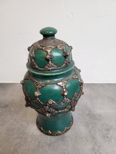 POT A BEURRE EN FAIENCE ET ARGENT MAROCAIN