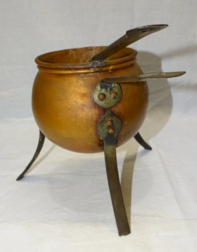 -POT A COLLE D'EBENISTE EN cuivre sur TROIS PIEDS COLLECTION OUTIL ANCIEN déco D
