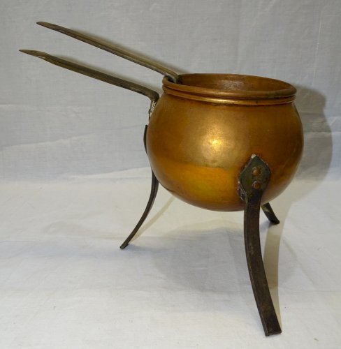 -POT A COLLE D'EBENISTE EN cuivre sur TROIS PIEDS COLLECTION OUTIL ANCIEN déco D