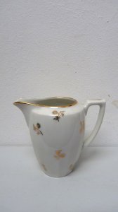 Pot à lait ancien en porcelaine blanche motif doré