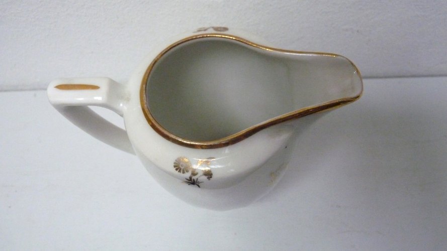Pot à lait ancien en porcelaine blanche motif doré