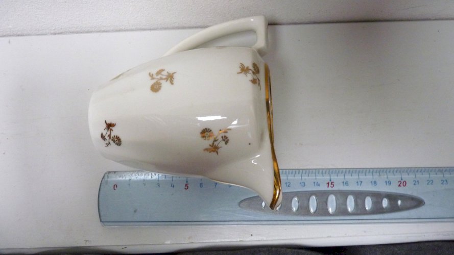 Pot à lait ancien en porcelaine blanche motif doré