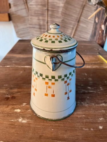 Pot à lait ancien en tôle émaillée