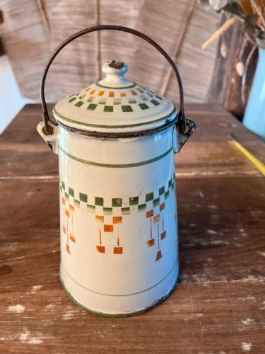 Pot à lait ancien en tôle émaillée