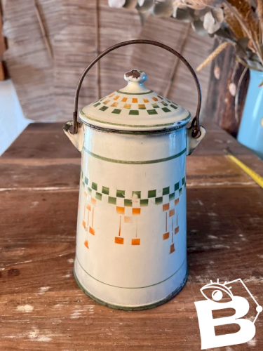 Pot à lait ancien en tôle émaillée