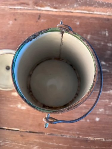 Pot à lait ancien en tôle émaillée