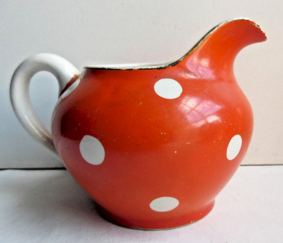 Pot à lait céramique rouge à pois blancs modèle Confettis de Sarreguemines