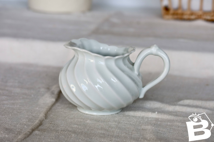 Pot à lait / crémier vintage porcelaine blanche torsadée Limoges Haviland