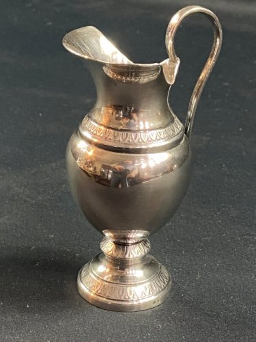 Pot à lait de style Empire en métal argenté à décor de frises de rais de coeur