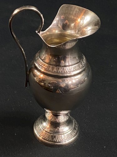 Pot à lait de style Empire en métal argenté à décor de frises de rais de coeur
