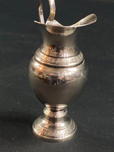 Pot à lait de style Empire en métal argenté à décor de frises de rais de coeur