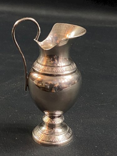 Pot à lait de style Empire en métal argenté à décor de frises de rais de coeur