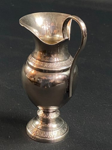Pot à lait de style Empire en métal argenté à décor de frises de rais de coeur