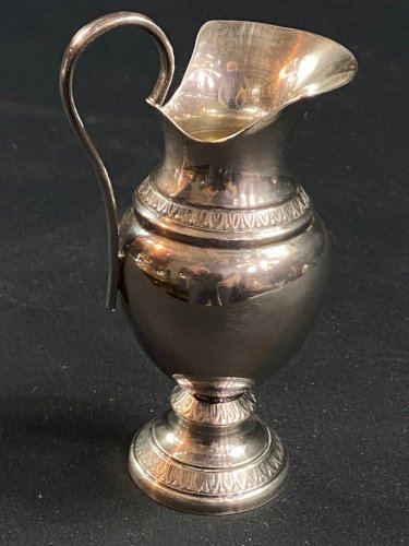 Pot à lait de style Empire en métal argenté à décor de frises de rais de coeur