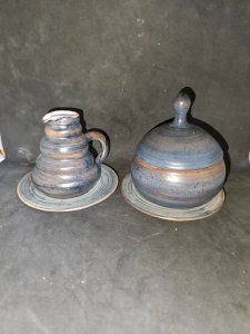 pot à lait, deux coupelles et sucrier en ceramique signé ludovic salins les bains en bon etat