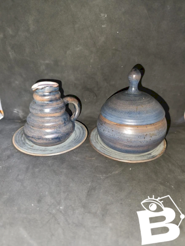 pot à lait, deux coupelles et sucrier en ceramique signé ludovic salins les bains en bon etat