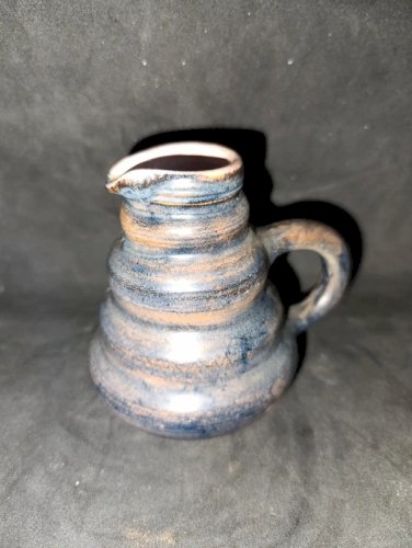 pot à lait, deux coupelles et sucrier en ceramique signé ludovic salins les bains en bon etat