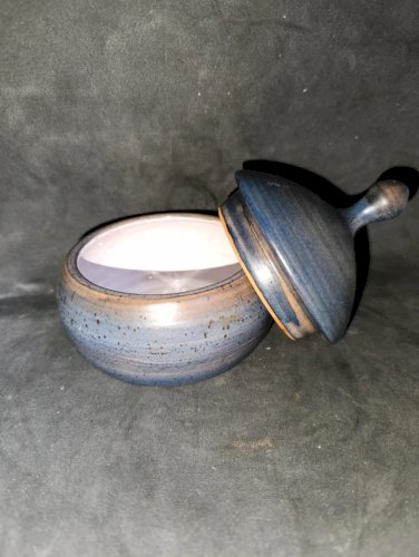 pot à lait, deux coupelles et sucrier en ceramique signé ludovic salins les bains en bon etat