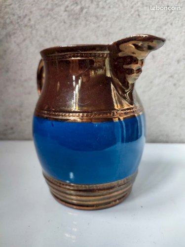Pot a lait en faience de jersey avec forme en volume en bon etat(made in chiner)