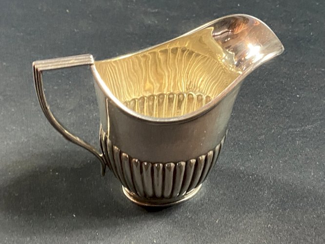 Pot à lait en métal argenté anglais à décor godronné