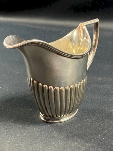 Pot à lait en métal argenté anglais à décor godronné