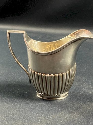 Pot à lait en métal argenté anglais à décor godronné