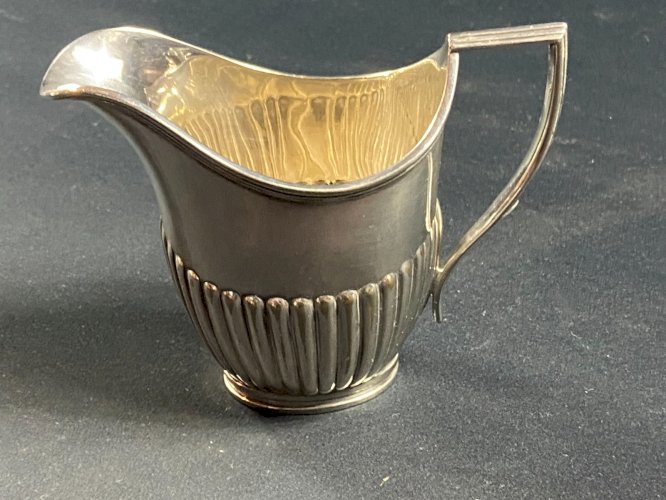 Pot à lait en métal argenté anglais à décor godronné