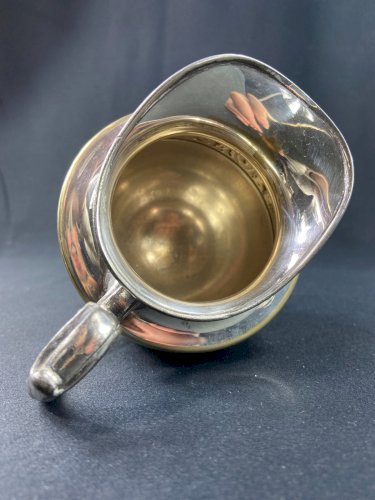 Pot à lait en métal argenté anglais style néo-classique monogrammé