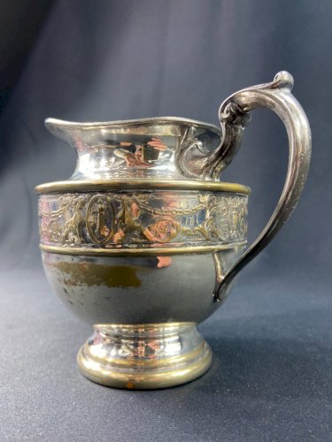 Pot à lait en métal argenté anglais style néo-classique monogrammé