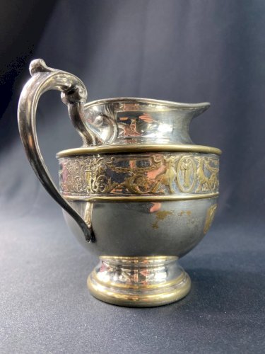 Pot à lait en métal argenté anglais style néo-classique monogrammé