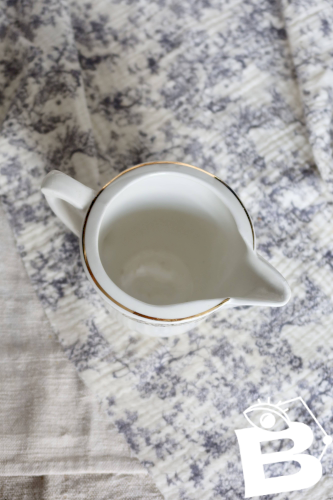 Pot à lait vintage faïence Moulin des Loups – Motif fleuri doré