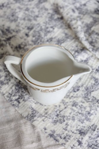 Pot à lait vintage faïence Moulin des Loups – Motif fleuri doré