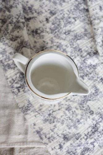 Pot à lait vintage faïence Moulin des Loups – Motif fleuri doré