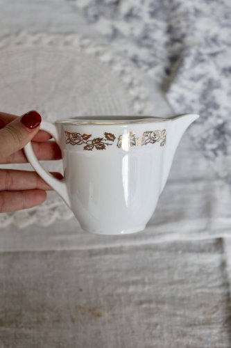 Pot à lait vintage faïence Moulin des Loups – Motif fleuri doré