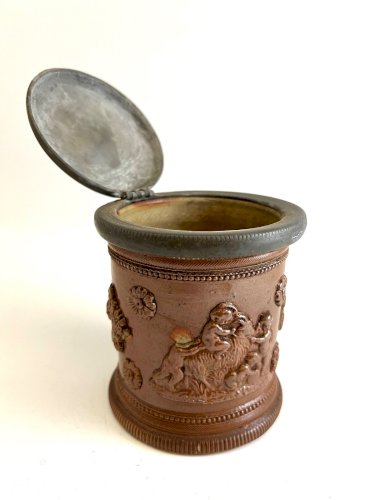 Pot à tabac ancien en grès Beauvaisis – Putti en relief – Couvercle étain – XIXe