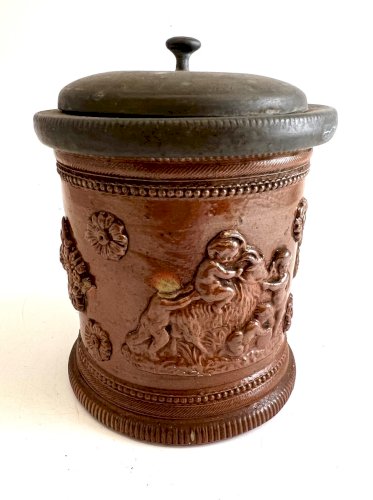 Pot à tabac ancien en grès Beauvaisis – Putti en relief – Couvercle étain – XIXe
