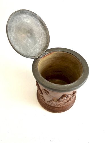 Pot à tabac ancien en grès Beauvaisis – Putti en relief – Couvercle étain – XIXe