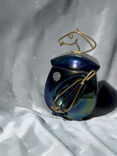 Pot à tabac porte-pipe vintage DENICOTEA France – Céramique d’Art irisée bleu – Années 1960/70 – Décor cheval