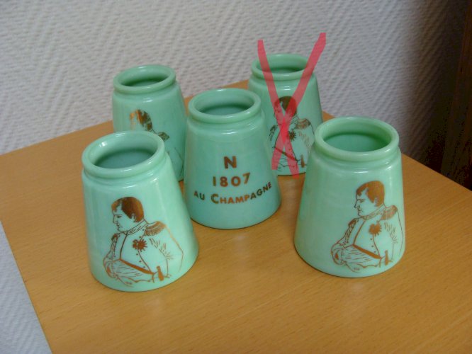 Pot ancien en opaline verte / moutarde / Napoléon