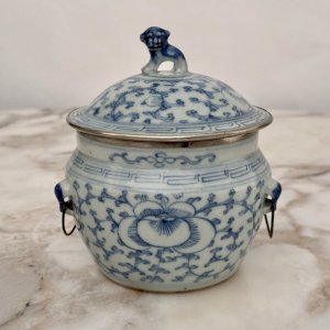 Pot couvert bleu et blanc Chine XIXe décor de chien de Fô M4018