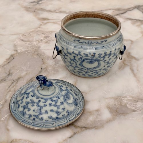 Pot couvert bleu et blanc Chine XIXe décor de chien de Fô M4018