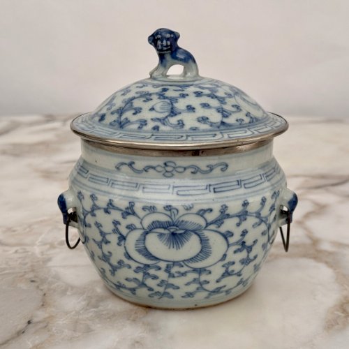 Pot couvert bleu et blanc Chine XIXe décor de chien de Fô M4018
