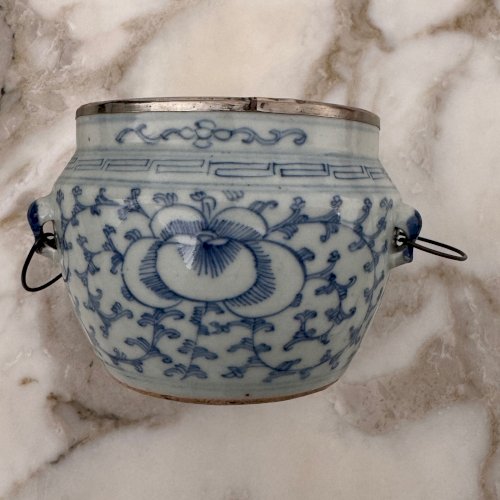 Pot couvert bleu et blanc Chine XIXe décor de chien de Fô M4018