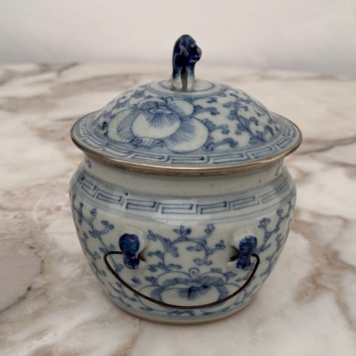 Pot couvert bleu et blanc Chine XIXe décor de chien de Fô M4018