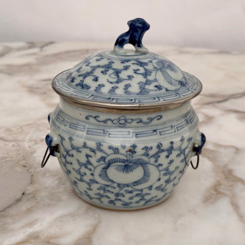 Pot couvert bleu et blanc Chine XIXe décor de chien de Fô M4018