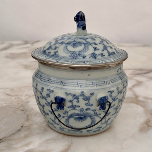 Pot couvert bleu et blanc Chine XIXe décor de chien de Fô M4018