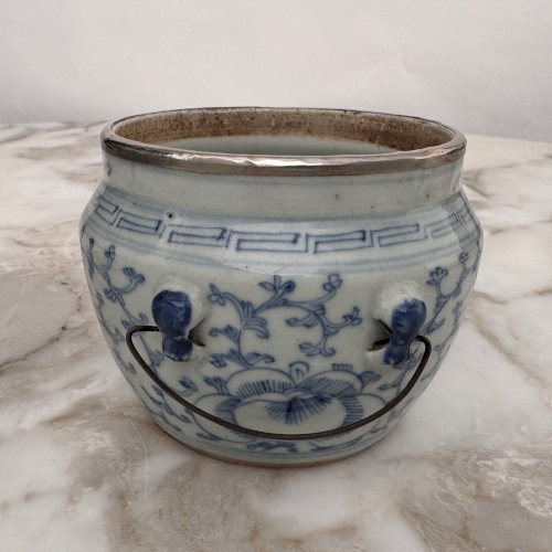 Pot couvert bleu et blanc Chine XIXe décor de chien de Fô M4018