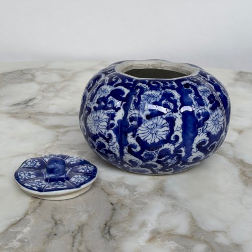 Pot couvert bleu et blanc Chine XXe M4002