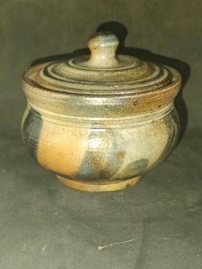pot covered in the taste of the signature boundary to be identified in good condition